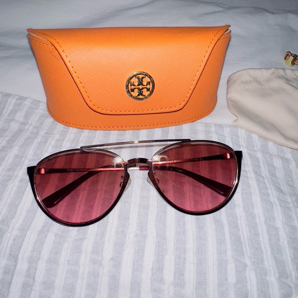 Tory Burch: Signature Case and Shades - Picture 4 of 4